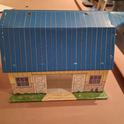 MARX TIN BARN WITH A BOX FULL OF FARM TOY ACCESSORIES