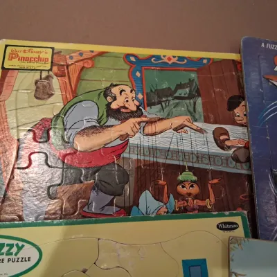 BOARD PUZZLES AND CHILDREN'S RECORDS