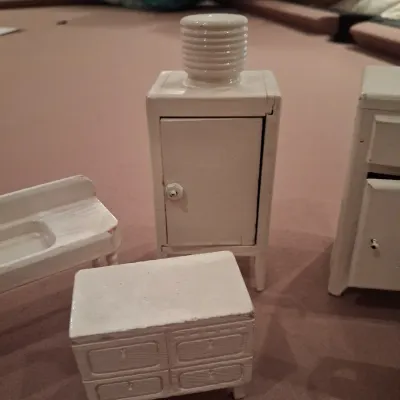 QUALITY MOSTLY WOODEN DOLL HOUSE FURNITURE
