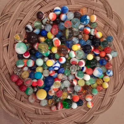 AN ASSORTMENTS OF MARBLES