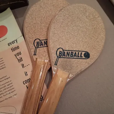 BANBALL GAME, PAINTING SUPPLIES AND A CRIBBAGE BOARD