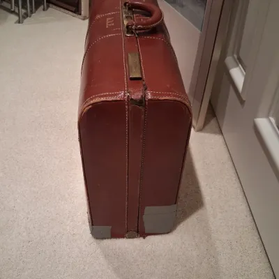 LEATHER SUITCASE AND SIGNED POSTER "PLAZA DAWN"
