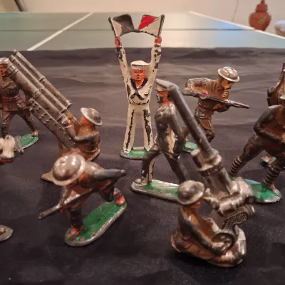 LEAD TOY MILITARY FIGURES (4)