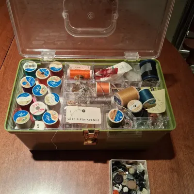 SINGER FEATHERWEIGHT SEWING MACHINE WITH CASE PLUS SEWING BOX WITH NOTIONS