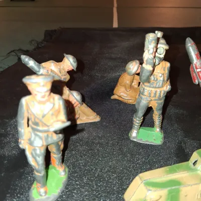 LEAD TOY MILITARY FIGURES (1)