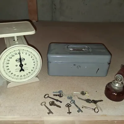 TRU-TEST SCALE, SKELETON KEYS, CASH BOX AND SMITH SPRAYER