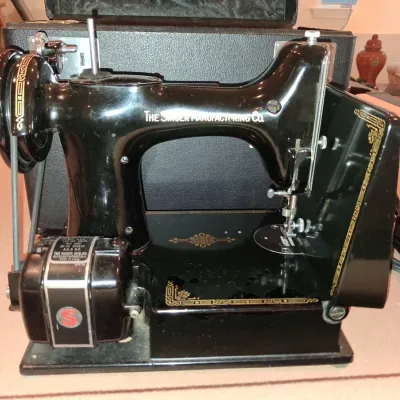SINGER FEATHERWEIGHT SEWING MACHINE WITH CASE PLUS SEWING BOX WITH NOTIONS