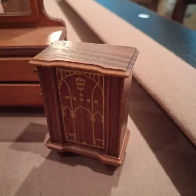 QUALITY WOODEN DOLL HOUSE FURNITURE