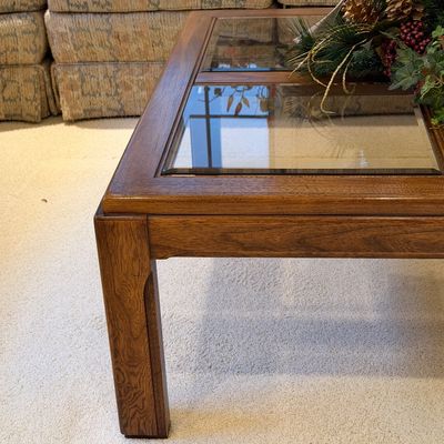 LANE SQUARE WOODEN 4 PANEL INSERT GLASS TOP COFFEE TABLE WITH A FESTIVE HOLIDAY CANDLE CENTERPIECE