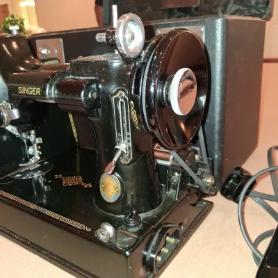 SINGER FEATHERWEIGHT SEWING MACHINE WITH CASE PLUS SEWING BOX WITH NOTIONS