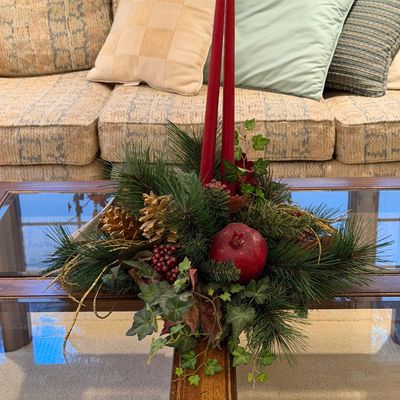 LANE SQUARE WOODEN 4 PANEL INSERT GLASS TOP COFFEE TABLE WITH A FESTIVE HOLIDAY CANDLE CENTERPIECE