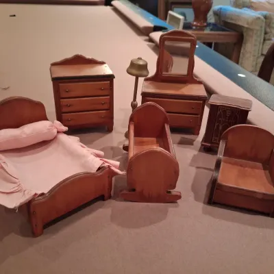 QUALITY WOODEN DOLL HOUSE FURNITURE