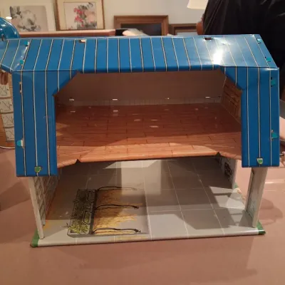 MARX TIN BARN WITH A BOX FULL OF FARM TOY ACCESSORIES