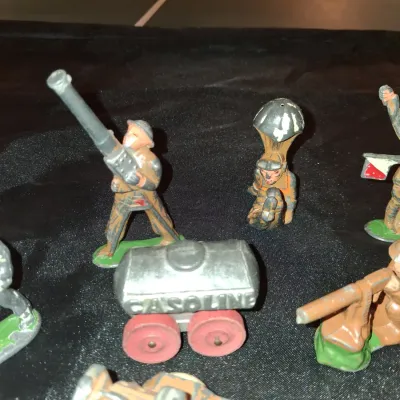 LEAD TOY MILITARY FIGURES (5)