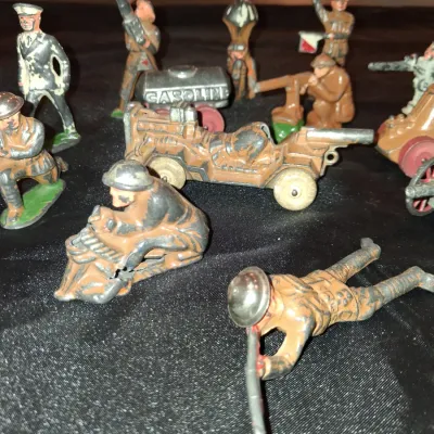 LEAD TOY MILITARY FIGURES (5)