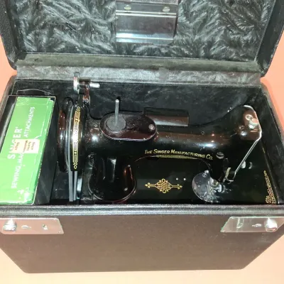 SINGER FEATHERWEIGHT SEWING MACHINE WITH CASE PLUS SEWING BOX WITH NOTIONS