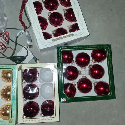 6 FOOT LIT TREE AND TREE ORNAMENTS