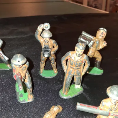 LEAD TOY MILITARY FIGURES (1)