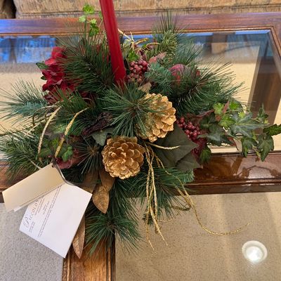 LANE SQUARE WOODEN 4 PANEL INSERT GLASS TOP COFFEE TABLE WITH A FESTIVE HOLIDAY CANDLE CENTERPIECE