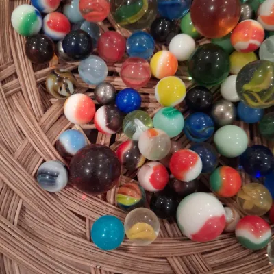 AN ASSORTMENTS OF MARBLES