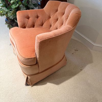 WOODMARK ORIGINALS VINTAGE PEACH VELVET TUFTED BARREL ARMCHAIR ON CASTERS AND ARTIFICIAL PLANT CLIMBING A METAL OBELISK TRELLIS
