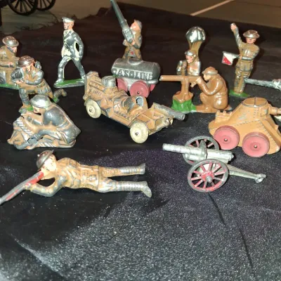 LEAD TOY MILITARY FIGURES (5)