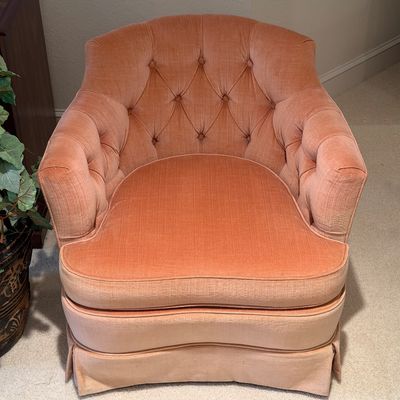 WOODMARK ORIGINALS VINTAGE PEACH VELVET TUFTED BARREL ARMCHAIR ON CASTERS AND ARTIFICIAL PLANT CLIMBING A METAL OBELISK TRELLIS