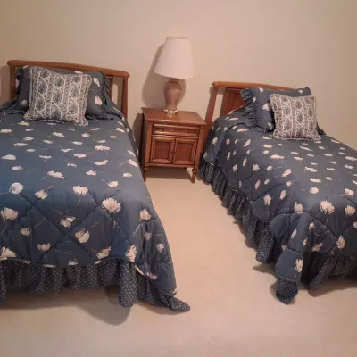 2 MATCHING TWIN BEDS W/CLEAN MATTRESSES, BEDDING, WHITE NIGHT STAND AND LAMP