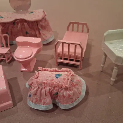 QUALITY MOSTLY WOODEN DOLL HOUSE FURNITURE