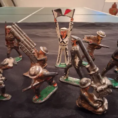 LEAD TOY MILITARY FIGURES (4)