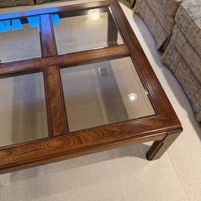 LANE SQUARE WOODEN 4 PANEL INSERT GLASS TOP COFFEE TABLE WITH A FESTIVE HOLIDAY CANDLE CENTERPIECE