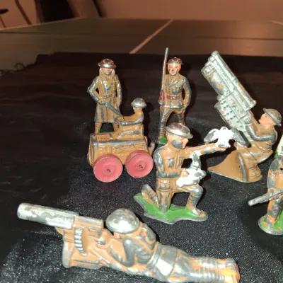 LEAD TOY MILITARY FIGURES (4)
