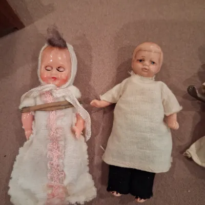 QUALITY WOODEN DOLL HOUSE FURNITURE AND VINTAGE DOLLS