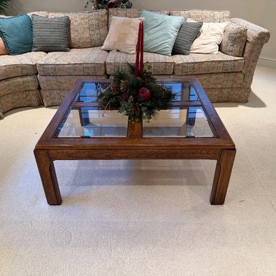 LANE SQUARE WOODEN 4 PANEL INSERT GLASS TOP COFFEE TABLE WITH A FESTIVE HOLIDAY CANDLE CENTERPIECE