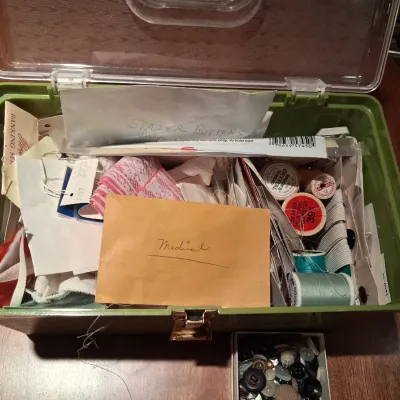 SINGER FEATHERWEIGHT SEWING MACHINE WITH CASE PLUS SEWING BOX WITH NOTIONS