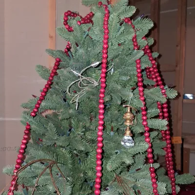 6 FOOT LIT TREE AND TREE ORNAMENTS