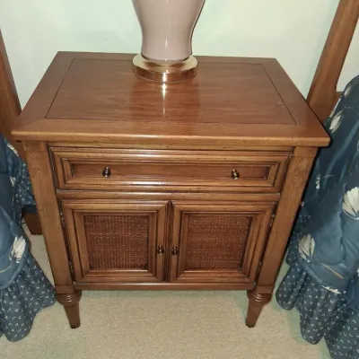 2 MATCHING TWIN BEDS W/CLEAN MATTRESSES, BEDDING, WHITE NIGHT STAND AND LAMP