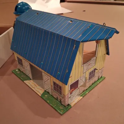 MARX TIN BARN WITH A BOX FULL OF FARM TOY ACCESSORIES