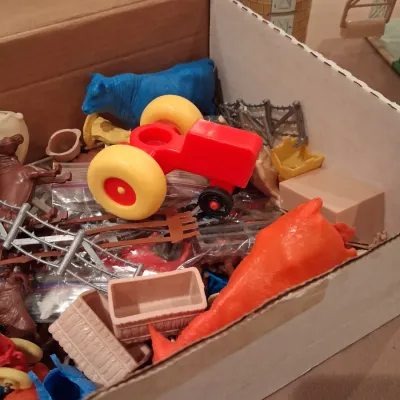 MARX TIN BARN WITH A BOX FULL OF FARM TOY ACCESSORIES