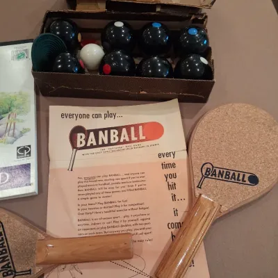 BANBALL GAME, PAINTING SUPPLIES AND A CRIBBAGE BOARD