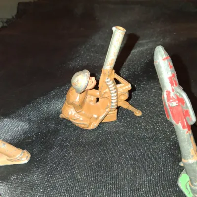 LEAD TOY MILITARY FIGURES (1)