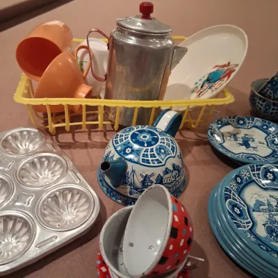 NICE COLLECTION OF TOY DISHES