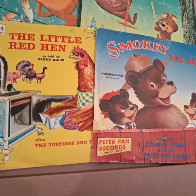 BOARD PUZZLES AND CHILDREN'S RECORDS