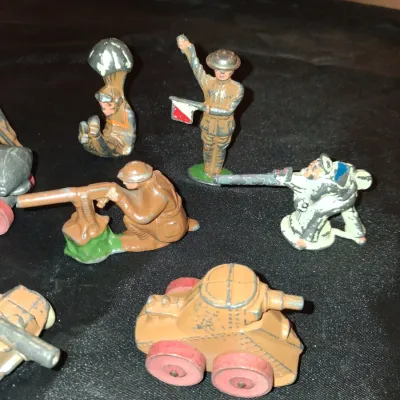 LEAD TOY MILITARY FIGURES (5)