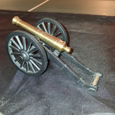 YORKTOWN, VA CANON AND SMALL LEAD MILITARY FIGURES