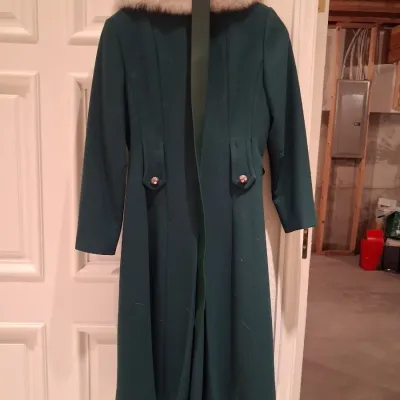 LADIES WOOL COAT WITH A FUR COLLAR