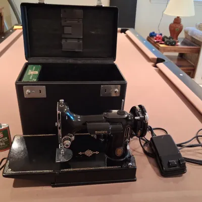 SINGER FEATHERWEIGHT SEWING MACHINE WITH CASE PLUS SEWING BOX WITH NOTIONS