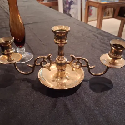 2 HEAVY BRASS CANDLESTICKS AND 3 VASES