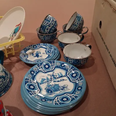 NICE COLLECTION OF TOY DISHES
