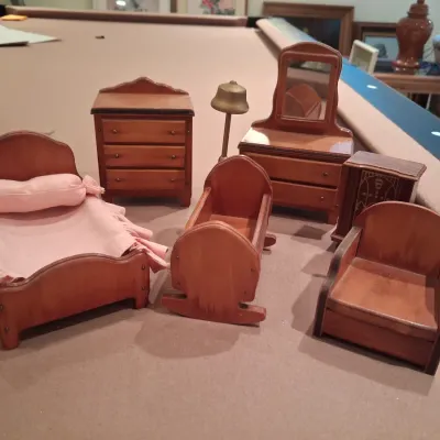 QUALITY WOODEN DOLL HOUSE FURNITURE